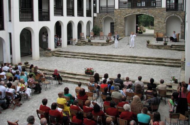 282889_410631975647197_45626586_n